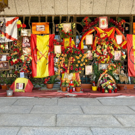 La tumba de Franco en el cementerio de El Pardo-Mingorrubio, con flores y banderas el pasado 21 de abril, fecha en la que el Gobierno exhumó a Primo de Rivera.