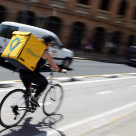 28/05/2019.-Las plataformas digitales de reparto a domicilio como Delivero, Glovo o Ubereats están bajo lupa en España, donde se cuestiona el tipo de vinculación laboral con sus repartidores, más aún después de la muerte de uno de ellos el 