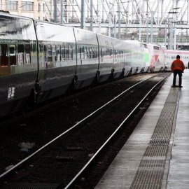 Un andén prácticamente desierto en la estación Gare du Nord durante la jornada de huelga declarada por los trabajadores de la empresa pública del sector ferroviario (SNCF), en París, Francia.EFE/Etienne Laurent