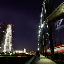 Vista nocturna del rascacielos iluminado de Fráncfort donde tiene su sede el BCE. REUTERS/Kai Pfaffenbach