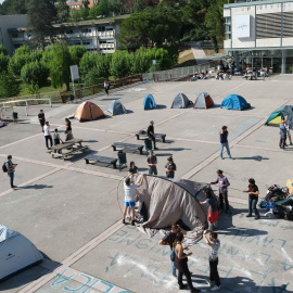 Tendes de campanya a la plaça Cívica de la UAB en la protesta del col·lectiu End Fossil