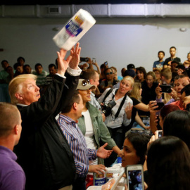 Donal Trump en uno de los centros de ayuda a las víctimas del huracán María en Puerto Rico, tirando rollos de papel a los damnificados / REUTERS