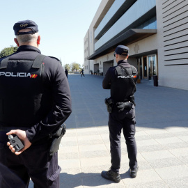 La Policía vigila las puertas de la Audiencia de Castelló.