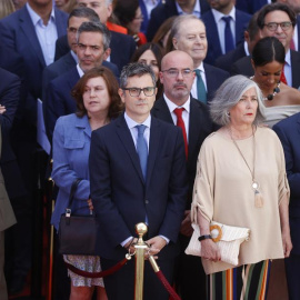 2/5/23 El ministro de Presidencia, Félix Bolaños, viendo el desfile del Dos de Mayo bajo la tribuna de autoridades después de que los servicios de protocolo de la Comunidad de Madrid no le dejaran subir a ella.