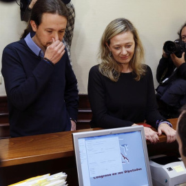 El secretario general de Podemos, Pablo Iglesias, ha acompañado a la diputada en la presentación de su renuncia como miembro de la Diputación Permanente del Congreso. EFE