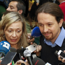 El secretario general de Podemos, Pablo Iglesias, ha acompañado a la diputada en la presentación de su renuncia como miembro de la Diputación Permanente del Congreso. EFE