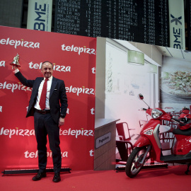 El presidente de Telepizza, Pablo Juantegui, toca la campana como arranque de la cotización de su compañía en la Bolsa de Madrid.  REUTERS/Andrea Comas