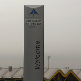 El logo del operador aeroportuario Aena en una señal de bienvenida en el Aeropuerto Adolfo Suarez Madrid Barajas. REUTERS/Sergio Perez