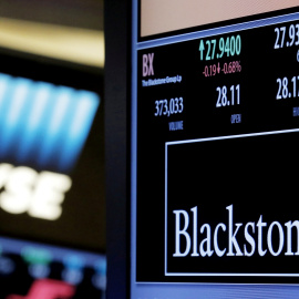 El logo y la cotización del fondo Blackstone, en un monitor en la bolsa de Nueva York, en Wall Street. REUTERS/Brendan McDermid