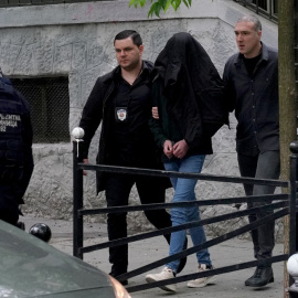 Agentes de Policía escoltan al presunto autor de la masacre en un colegio de Belgrado (Serbia) este 3 de mayo de 2023.