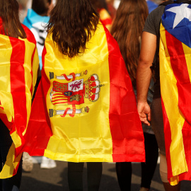 Jóvenes cubiertos con la bandera esañola, la senyera, y la estelada, en la manifestación en Barcelona durante la jornada de paro en protesta por las cargas policiales durante el referéndum del 1-O. REUTERS/Jon Nazca