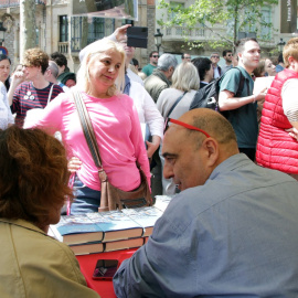 23/04/2023 - Xavier Bosch atenent lectors durant el dia de Sant Jordi d'aquest 2023.