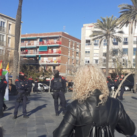 16/01/2021. Manifestantes antifascistas se concentran frente a la carpa de Vox. - Gala Pin