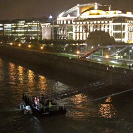 Los equipos de rescate buscan en el río Danubio a los turistas desaparecidos. (BERNADETT SZABO | EFE)