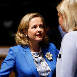 La ministra española de Economía, Nadia Calviño, conversa con la ministra sueca de Finanzas, Magdalena Andersson, al inicio de la reunión de los ministros de Economía y Finanzas de la Unión Europea en Luxemburgo. EFE/ Julien Warnand