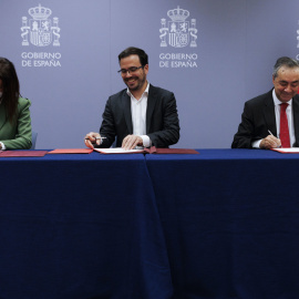 La presidenta de la Asociación Española de Fabricantes de Juguetes (AEFJ), Marta Salmón; el ministro de Consumo, Alberto Garzón, y el director general de AutoControl, José Domingo Gomez, posan tras la firma del protocolo acordado con el sec