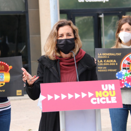 La cap de llista de la CUP per Tarragona, Laia Estrada, davant de l'Oficina Antifrau de Catalunya, en la roda de premsa en què han anunciat l'acció.