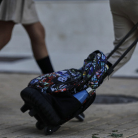 Alumnos con mochila del Colegio Privado Alameda de Osuna durante el primer día del curso escolar 2020-2021, en Madrid.