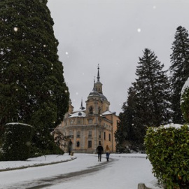 El palacio real de la Granja de San Ildefonso en Segovia, nevado tras el paso de la borrasca Filomena, Castilla y León .