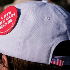 Gorra con la bandera de EEUU y una chapa por el control de armas durante una manifestación en Nashville, a 17 de abril de 2023.