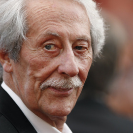 Fotografía de mayo de 2011 del actor francés Jean Rochefort a su llegada a una ceremonia durante la 64 edición del Festival de Cine de Cannes (Francia). EFE/Ian Langsdon