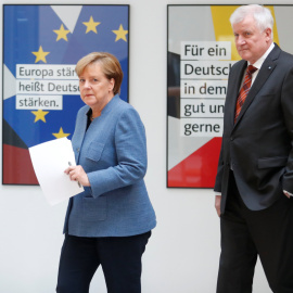 La canciller alemana y líder de la CDU, Angela Merkel, con el primer ministro de Bacviera y líder de la CSU, Horst Seehofer, a su llegada a la rueda de prensa conjunta en el inicio de las negociaciones para formar gobierno tras las eleccion