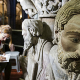 Trabajos de restauración del Pórtico de la Gloria de la catedral de Santiago de Compostela, obra del Maestro Mateo. EFE/Archivo