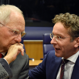 El presidente del Eurogrupo, Jeroen Dijsselbloem, conversa con el ministro de Finanzas alemán Wolfgang Schauble, antes de la reunión de los ministros de la Eurozona, en Luxemburgo. REUTERS/Eric Vidal