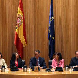 Carmen Calvo, Adriana Lastra, Pedro Sánchez, Cristina Narbona y Jose Luis Ábalos, durante la reunión del Grupo Parlamentario Parlamentario Socialista poco antes de la sesión constitutiva de las nuevas Cortes Generales. EFE/Ballesteros