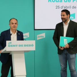 El secretari general de Junts, Jordi Turull, i el responsable de política municipal del partit, David Saldoni, en una roda de premsa a la seu del partit.