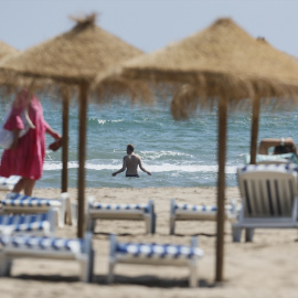 Una persona se baña en la playa de la Malvarrosa, a 26 de abril de 2023, en Valencia, Comunidad Valenciana