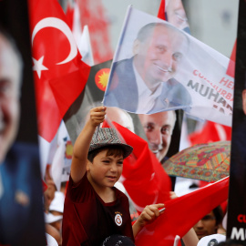 Seguidores del Partido Republicano del Pueblo (CHP, según sus siglas en turco), en un mitin de su candidato a la presidencia del país  Muharrem Ince, en Estambul. REUTERS/Osman Orsal