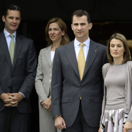 El rey Felipe VI y la reina Letizia, junto a Iñaki Urdangarin y Cristina de Borbón, en una fotografía de noviembre de 2014. REUTERS