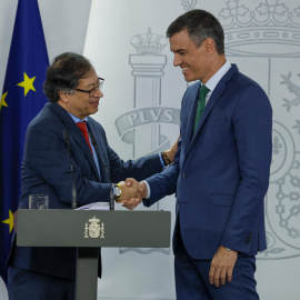 El presidente del Gobierno, Pedro Sánchez (d) y el presidente de Colombia, Gustavo Petro (i) durante la rueda de prensa ofrecida tras la reunión mantenida este jueves en el Palacio de la Moncloa en Madrid