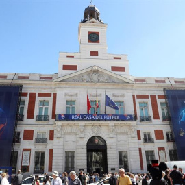 Fachada de la Casa de Correos de Madrid donde este miércoles se inaugura la exposición Champions Legends Gallery, que contará con las camisetas originales de los 22 clubes campeones de Europa y de nueve grandes leyendas del fútbol, como Di 