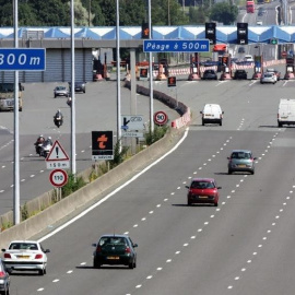 Vehículos se aproximan al peaje de Fresnes lez Montauban en la autopista A1 entre Lille y París. REUTERS/Pascal Rossignol