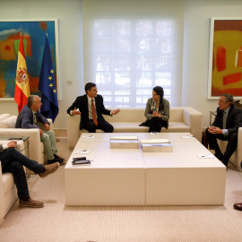 El presidente del Gobierno, Pedro ánchez, con la ministra de Trabajo, Magdalena Valerio, con los dirigentes de UGT y CCOO, Pepe Álvarez y Unai Sordo, y de las patronales CEOE y Cepyme, Joan Rosell y Antonio Garamenti, en su encuentro en el 