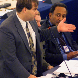 Imagen de archivo del eurodiputado británico Neil Parish durante una intervención en el Parlamento Europeo sobre la carne de vacuno británica, el 29 de octubre de 1999.