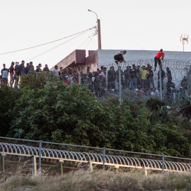 30/04/2022. Varios marroquíes intentan llegar a suelo español desde la frontera que separa Melilla y Marruecos, a 21 de mayo de 2021, en Marruecos.