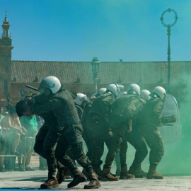 Unos militares participan en unos ejerccicios durante la Exposición Estática de Material de las Fuerzas Armadas (FAS) en el Parque de María Luisa de Sevilla. EFE