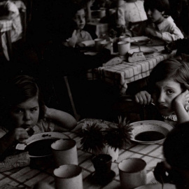 Niños en los comedores de Auxilio Social en Bilbao, en 1938.