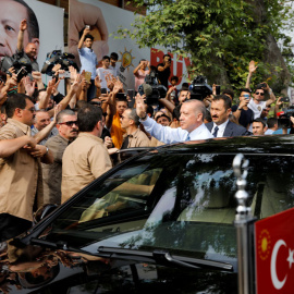 Erdogan saluda al dejar su casa en Estambul este domingo. REUTERS/Alkis Konstantinidis