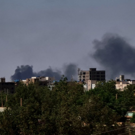 El humo se eleva durante los combates en la capital sudanesa, Jartum, el 4 de mayo de 2023.