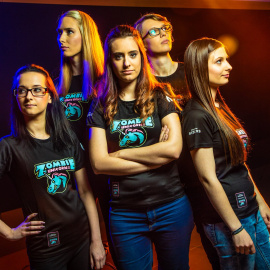 Laura Muñoz (c) con las demás integrantes de Zombie Unicorns, un equipo femenino de eSports. TWITTER/@Movistar_Riders