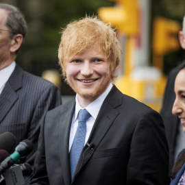 El músico Ed Sheeran sonríe junto a su equipo legal tras ganar su caso de infracción de derechos de autor, en Nueva York, a 4 de mayo de 2023.