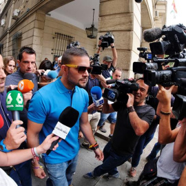 El joven Ángel Boza ha sido el tercero de los integrantes de 'La Manada', condenado a nueve años de cárcel por abusar sexualmente de una joven madrileña en Pamplona durante los Sanfermines de 2016, que se ha presentado esta mañana ante el j