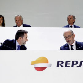 El presidente de Repsol, Antonio Brufau y el consejero delegado, Josu Jon Imaz, durante la junta de accionistas que la petrolera. EFE/ Carlos Pérez