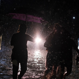 27/04/2022 Gente espera bajo la lluvia noticias de sus familiares detenidos durante el estado de emergencia, en los alrededores de la prisión de Izalco