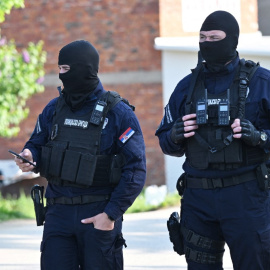 05/05/2023 - Dos policías enmascarados tras el tiroteo en el área de seguridad de la aldea de Dubona, a 60 kilómetros de Belgrado.