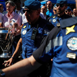 La vicealcaldesa de Madrid, Marta Higueras, con el trofeo de la UEFA Champions League en la Puerta del Sol, durante la ceremonia de apertura del UEFA Champions Festival, un evento anual que tiene lugar en la ciudad sede de la final de la UE